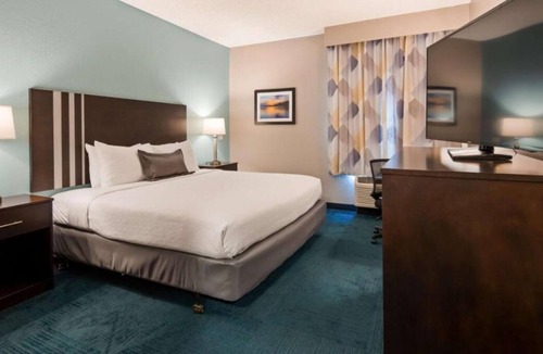 Blaine House | Vacation is Calling! Free Breakfast, Free Parking, Indoor Pool, Close to Oglebay