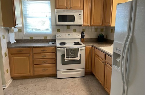 Albany Cottage | Vacation Rental Cottage with Hot Tub and Lakeview near Athens & Hocking Hills