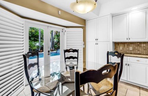 Birch Park Finger Streets House | Ventur Vintage Beach House Luxury Pool