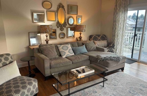 Fremont Apartment | View-2 bed, private deck, pets friendly
