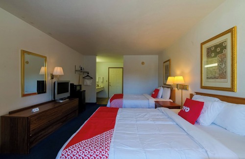 Eureka Springs Hotel | Views & Value! Premium 2 Queens + Balcony for your Group.