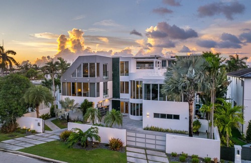 Birch Park Finger Streets Villa | Villa Seminole: Luxurious Waterfront Retreat with Pool, Gym & Hot Tub