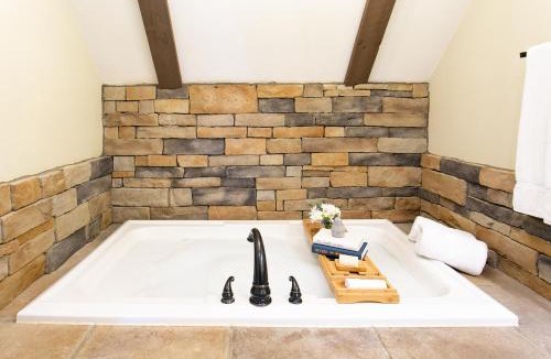 Berlin House | Village Dreams Cottage by Amish Country Lodging