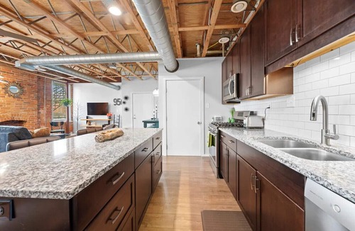 Short North Apartment | Vintage Vibes: Open & Relaxed in Short North