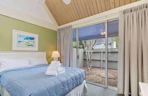 Palmetto Dunes Hotel | Walk to Beach | Pool, Free Parking + Full Kitchen