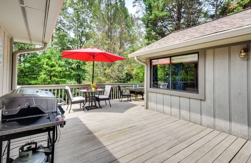 Salem House | Walk to Lake Keowee: Salem Townhome w/Deck