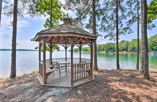 Salem House | Walk to Lake Keowee: Salem Townhome w/Deck