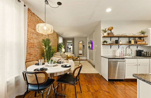 Victorian Village Condo | Walk to OSU/Short North ~ Free Parking ~ Fire Pit