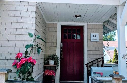 Queen Anne House | Walker's Paradise 1 with 2 free parking lots