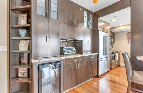 Downtown Seattle Condo | Waterfront Skyline Condo - Gym, Pool, Free Parking
