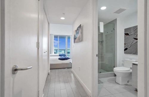 Hallandale Beach Hotel | Waterfront Studio in Resort Beach Pool Gym 2405