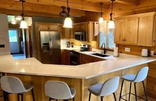 Bellville Cabin | Wildwood Lodge-Hot Tub, 40 Acres