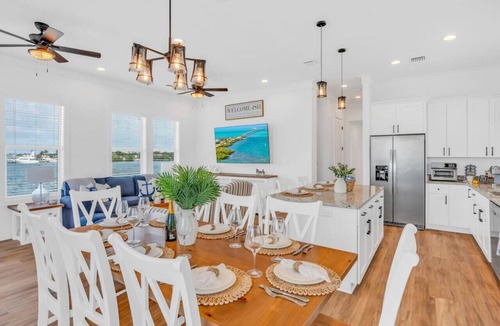Marathon House | World-Class Oceanfront Pool/Hot tub Sunset Escape `The Lighthouse`