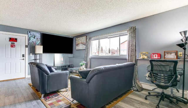 11 Mi to Kincaid Park: Convenient + Cozy Apt!