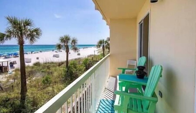 1st Floor on the Beach & Free Beach Chair Service!