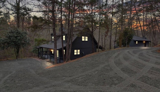 2 Homes| Creekside Fishing| 20 mins to DT Helen!