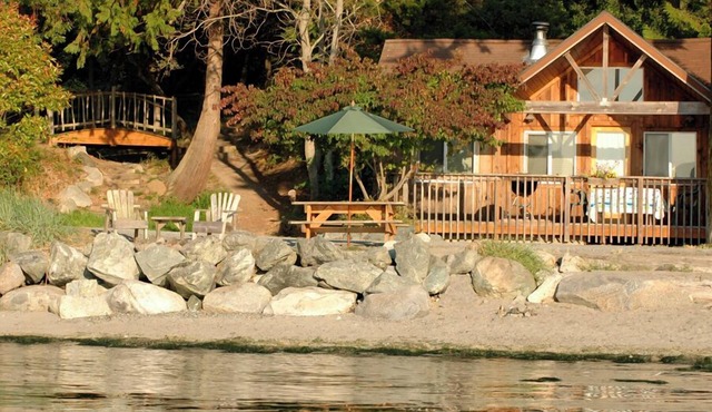 2BR Deluxe Beachfront Cabin on prime sand and pebble beach!