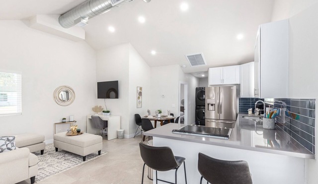 2BR w private backyard, in-home laundry! in Phoenix