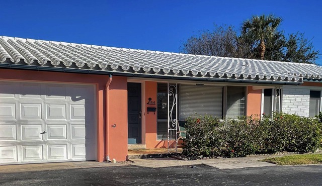 3 bed villa. Walk to grocery, restaurants, beach. Hot tub and more…