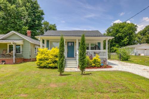 < 3 Mi to Dtwn: Modern Cottage in Greenville!
