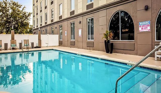 3-Unit Orlando Escapade, 10 Mins to Airport w/Pool Access & Free Breakfast