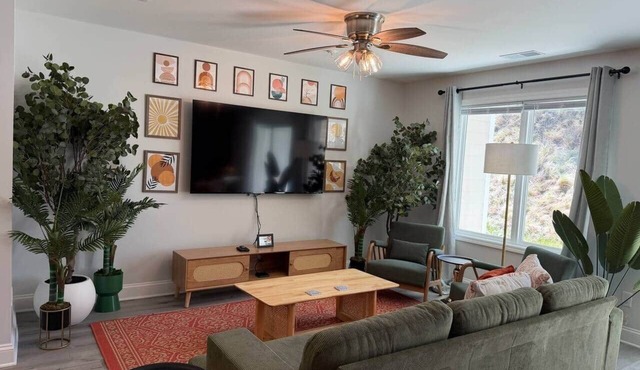 3BR 2.5BA Fort Jackson | Fast WiFi + Parking