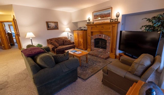 4 bdrms, golf, hikes, tram, waterpark and hot tub!