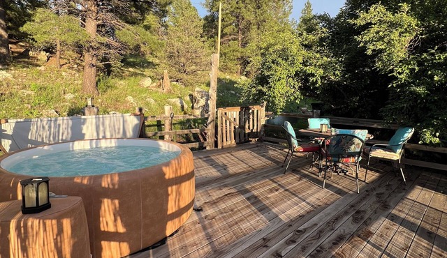 4-bedroom cozy authentic log cabin on acreage in peaceful Flagstaff with hot tub