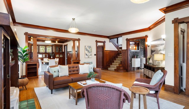4000 sf 5br house w/yard 5 min to Space Needle/Pike Mkt 1 blck to Queen Anne Av