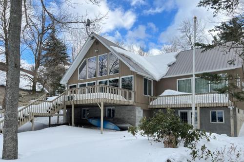 6 Mi to Ski Slopes: 'Oak View' Lakefront Home!
