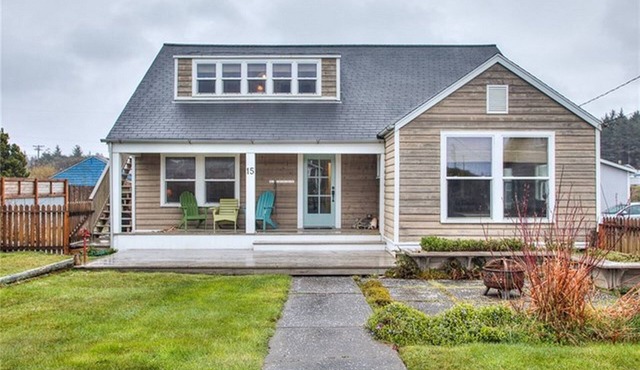 Adorable Cottage 1.5 blocks from the beach!