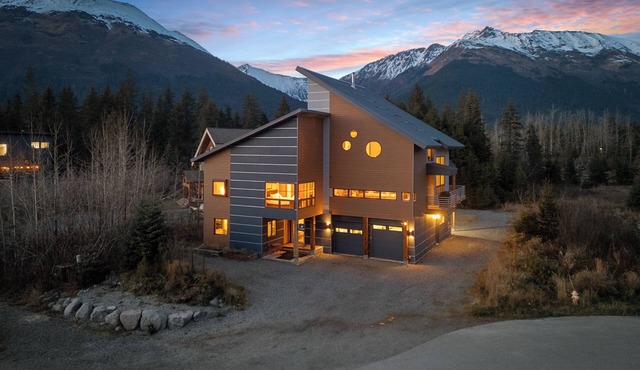 Alaska Slopes/Hot Tub, Gym & Guest House