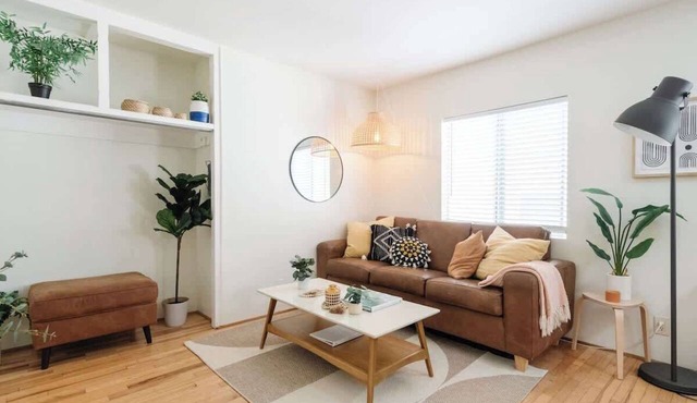 Amazing Location! Chic Apt Steps to Beach & Cafes!
