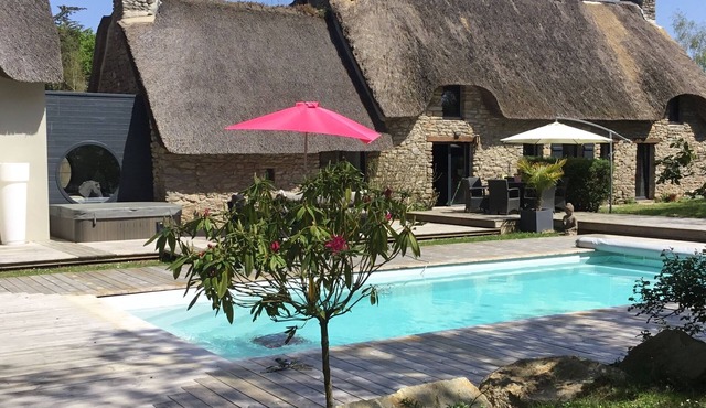 Authentic thatched cottage with pool and spa renovated in 2018 in Saint-Lyphard