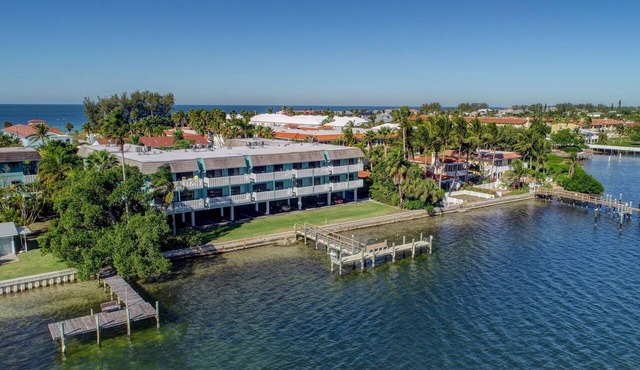 Beach Palms 7A-Beach 1 Minute Walk-Heated Pool-Free Wi-Fi-Dock-Surrounded By Wat