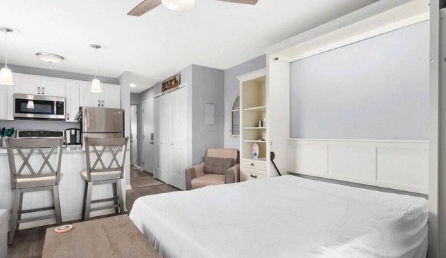 Beachside Luxury Top-Floor Studio -Two Blocks from the Waves. Linens Included!