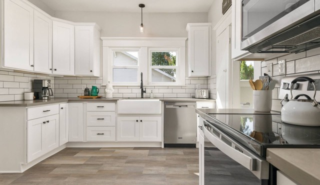 Beautiful and Bright w/ Central Location, Pet Friendly, New Furnishing and Décor, Walk to Park