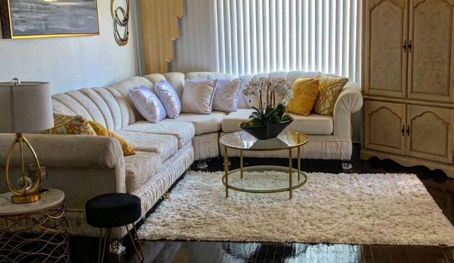 Beautiful private residence in quiet neighborhood. 5 mins. from SoFi Stadium