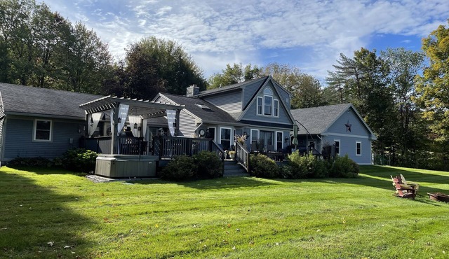 Beautiful & spacious home -Mountain View & hot tub