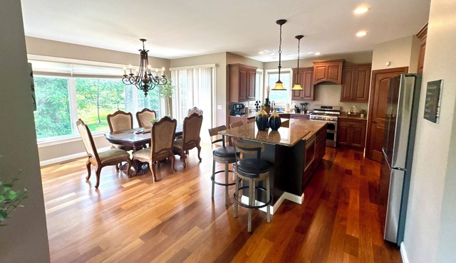 Beautiful & Spacious 6-bedroom house with Entertainment in Cedar Rapids