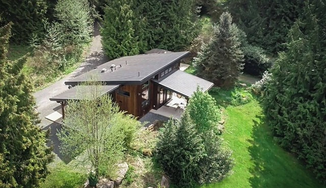 Bellingham Meadows- with hot tub and king size bed