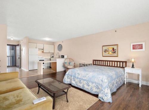 Big Studio at 28th with Balcony