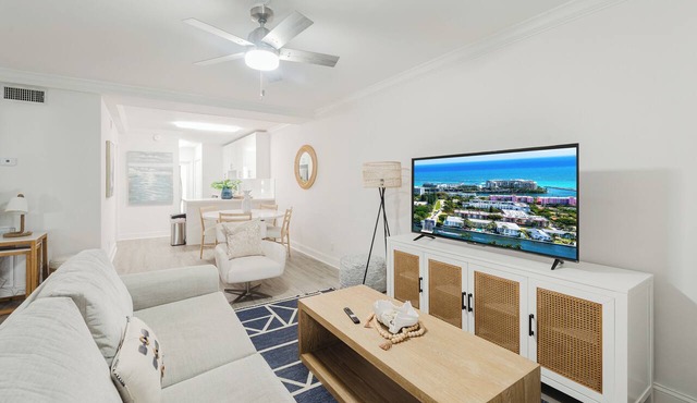 Boca Waterfront Oasis: Walk to Beach + Pool, Hot Tub, Gym