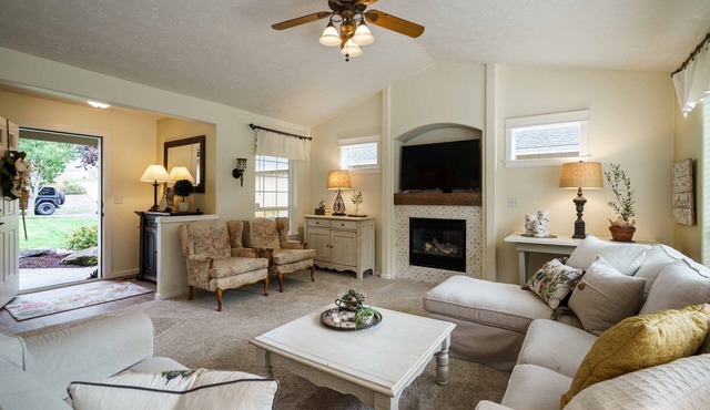 Bright Charming Home Central to Mt. Hood, the Gorge, Hood River and Vineyards