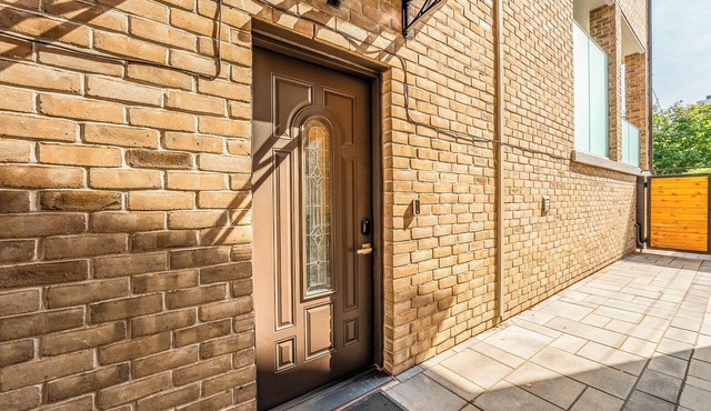 Bright, Cozy, Separate Entrance, Guest Room, Walk.: Subway, Shop, restaurants.
