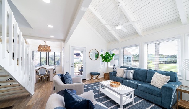 Bright Decor! 3 BR/3 BA Villa; Pools/Beach Nearby! Amenity access included!