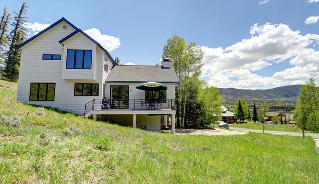 Bright Retreat with New Equipped Deck in Dillon, Colorado