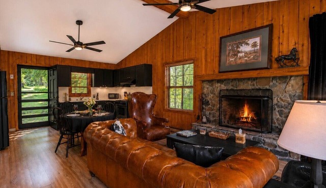 Cabin on 20 acres, hot tub, fireplace just outside of Highlands @Fire Mountain.