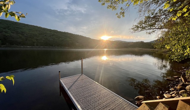 Camp Amherst: Ski and Lakeside Retreat. Killington/Okemo, Firepit, private dock!