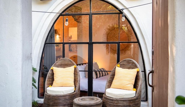 Casa Blanca Suite B2 - Sunlit Montecito Studio Retreat with Patio